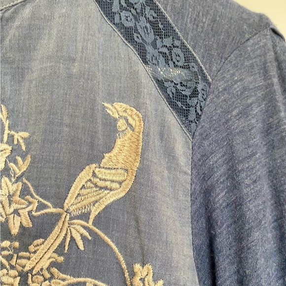 ANTHROPOLOGIE Denim and jersey blouse with embroidery and lace detail. - Picture 7 of 10